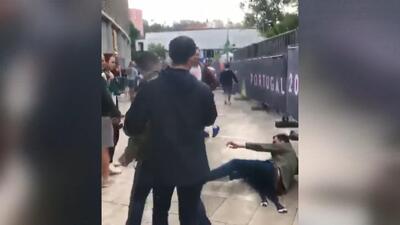 Irkçı siyasetçiden İngiliz taraftara yumruk!