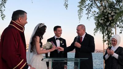 Mesut Özil ile Amine Gülşe evlendi