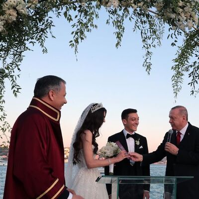 Mesut Özil ile Amine Gülşe evlendi