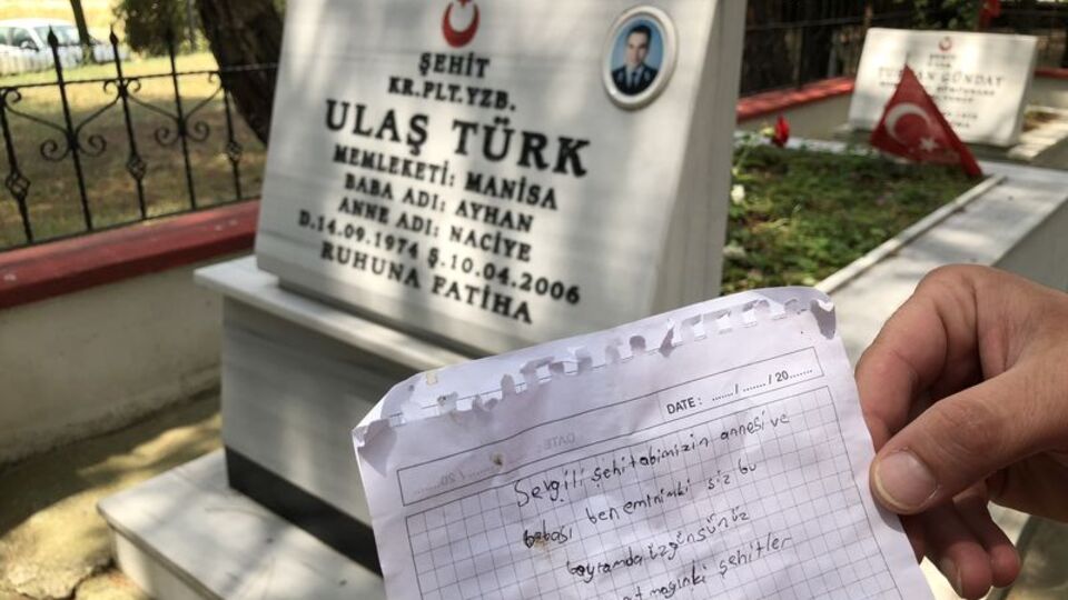 Şehit mezarına bırakılan not duygulandırdı