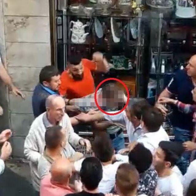 Taciz şüphelisini tekme tokat dövdüler!