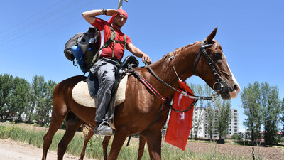 Kısa dönem askerliğe at sırtında gitti