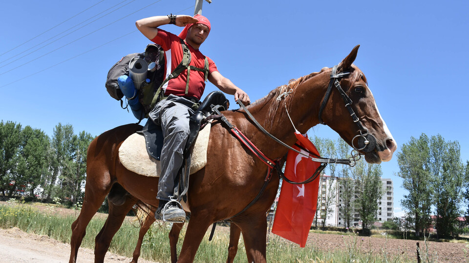 Kısa dönem askerliğe at sırtında gitti