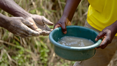 Yosun tutmuş çamurlu suları şap taşıyla temizleyip içiyorlar