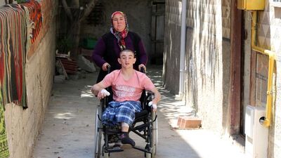 Parmaklarını yemeden duramıyor!