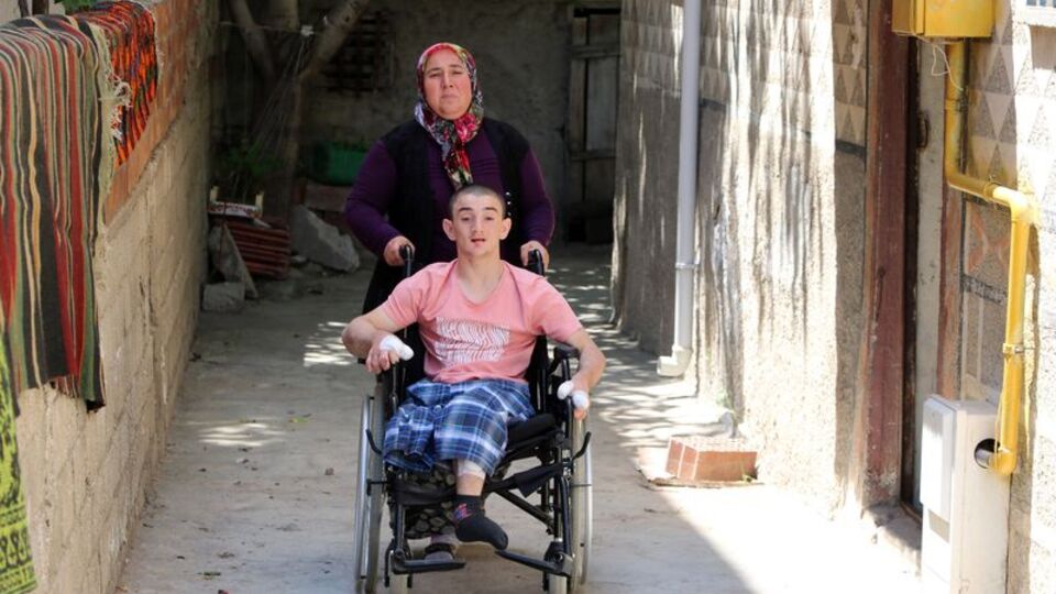 Parmaklarını yemeden duramıyor!