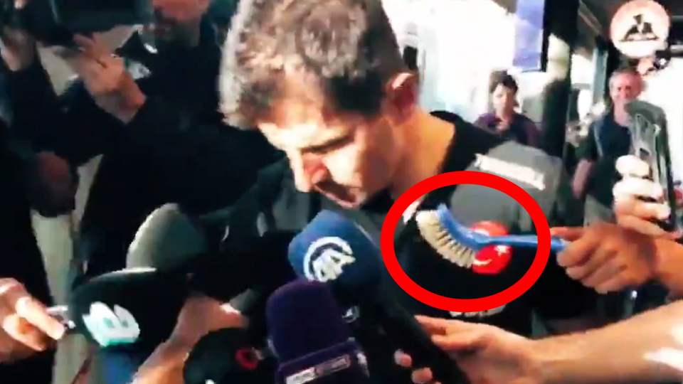 Emre'ye büyük terbiyesizlik!