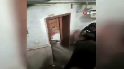 Şok! Su basan evden böyle kurtarıldılar!