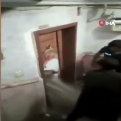 Şok! Su basan evden böyle kurtarıldılar!