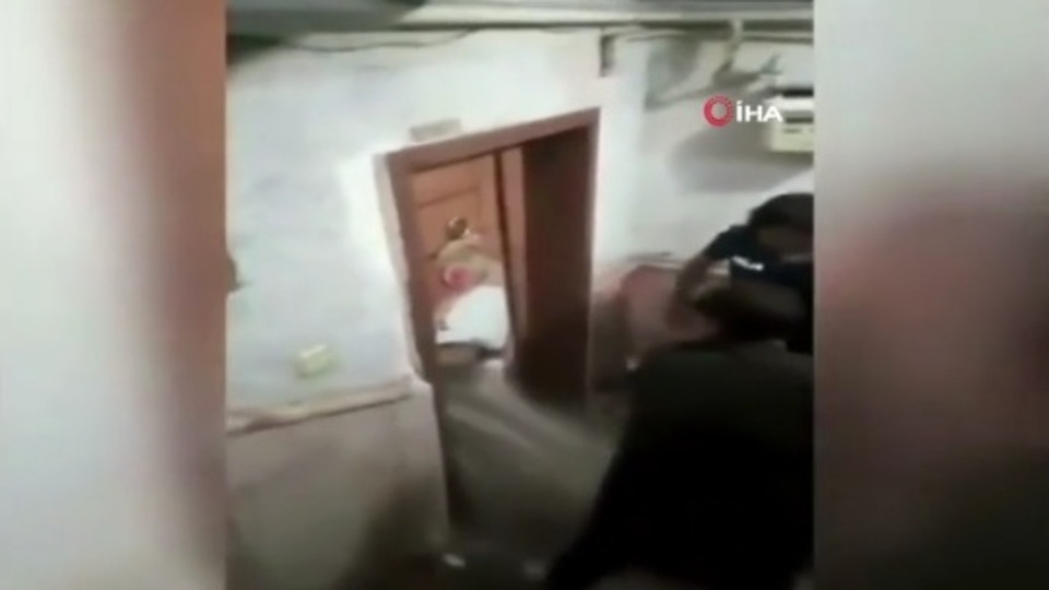 Şok! Su basan evden böyle kurtarıldılar!