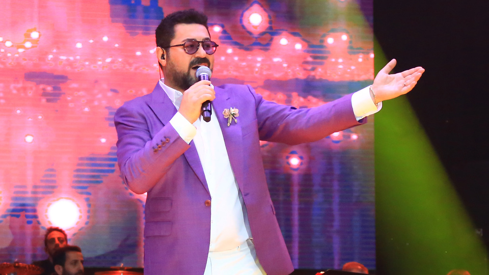 Hayranlarıyla beraber halay çekti