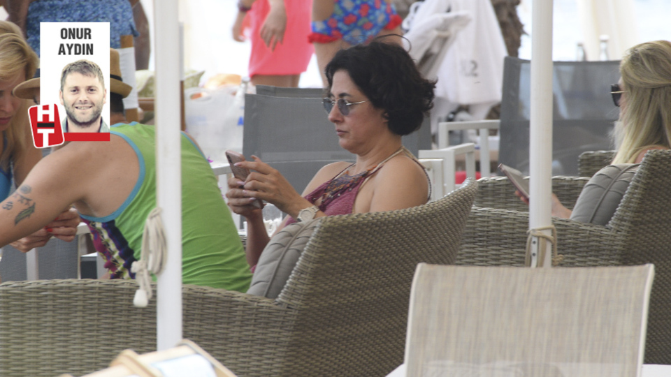 Telefonunu elinden düşürmedi