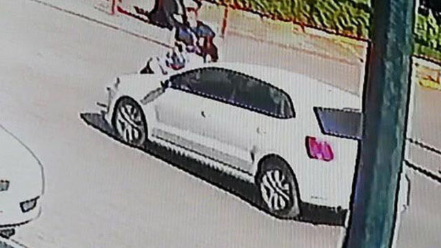 Anne ile kızına otomobil böyle çarptı!