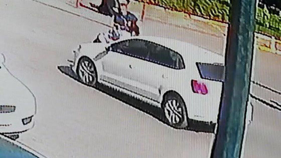 Anne ile kızına otomobil böyle çarptı!