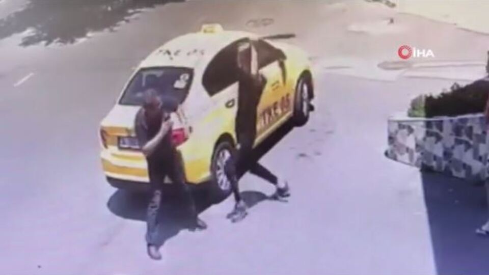 Taksiciye demir sopalı dayak kamerada!