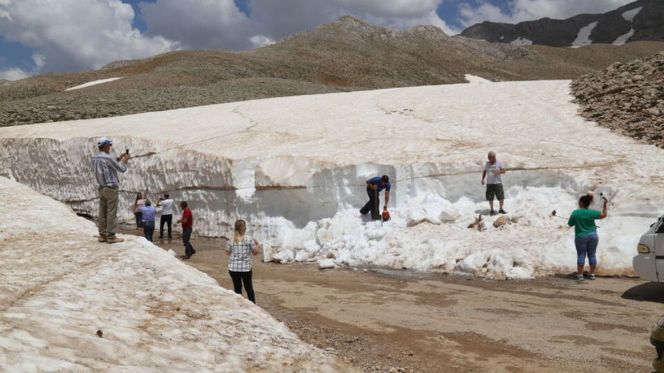 Denizden çıkıp kar topu oynadılar!