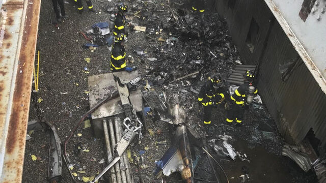 New York'ta helikopter gökdelene çarptı