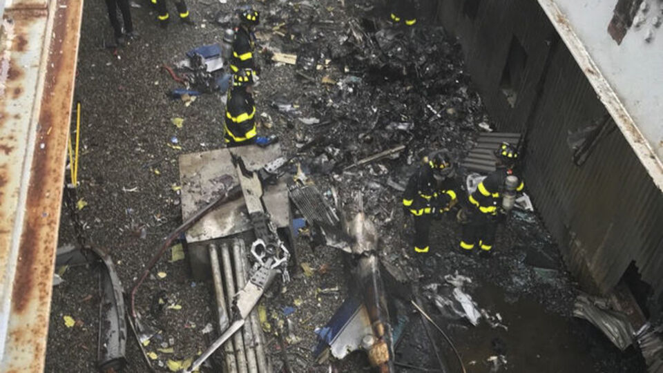 New York'ta helikopter gökdelene çarptı