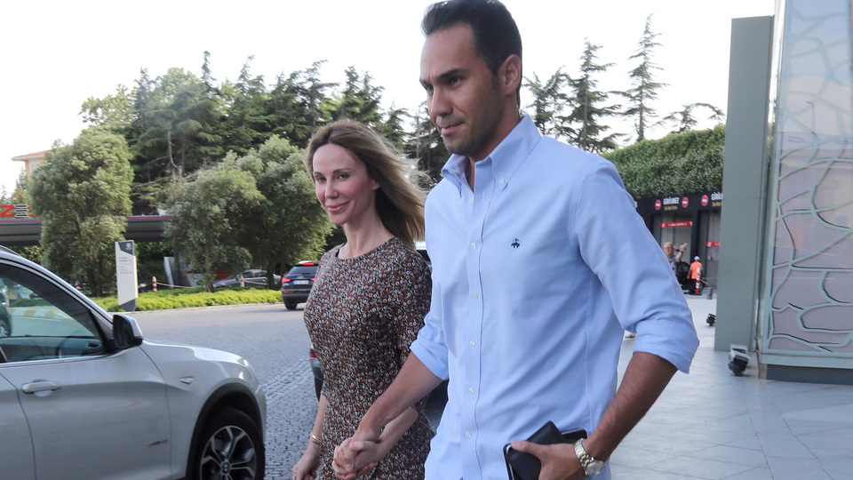 Baş başa öğle yemeği