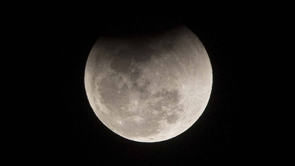 Ay'ın yüzeyinde gizemli bir kitle keşfedildi