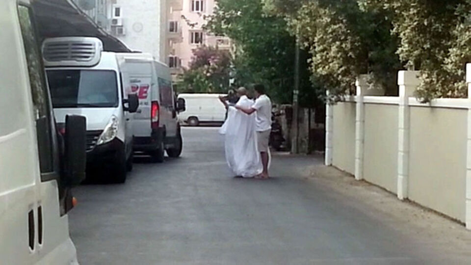 Çıplak dolaşan turist şaşkınlığı!