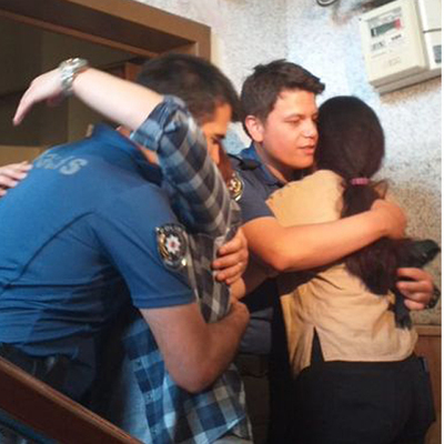 Anne kızı boğulmaktan polis kurtardı!