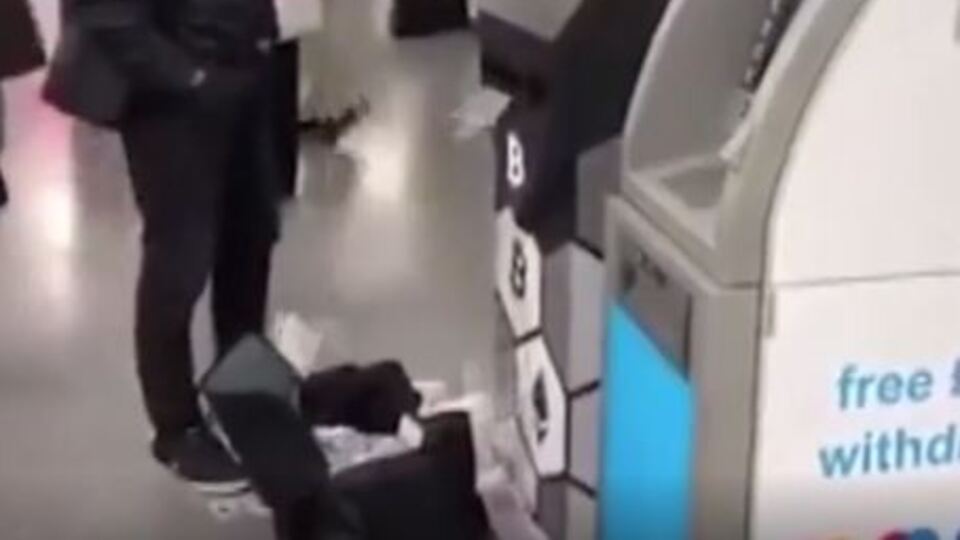 İngiltere'de bir ATM para saçtı