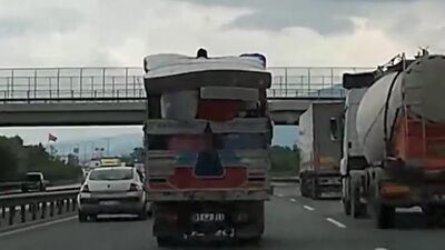 Çarpışan TIR'lar ulaşımı aksattı