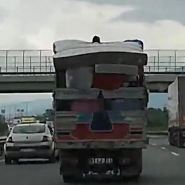 Çarpışan TIR'lar ulaşımı aksattı