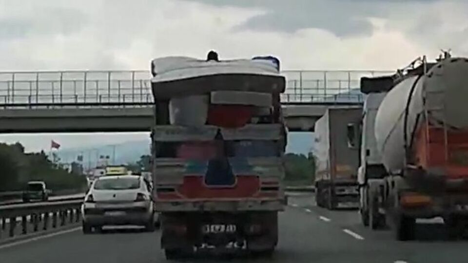 Çarpışan TIR'lar ulaşımı aksattı