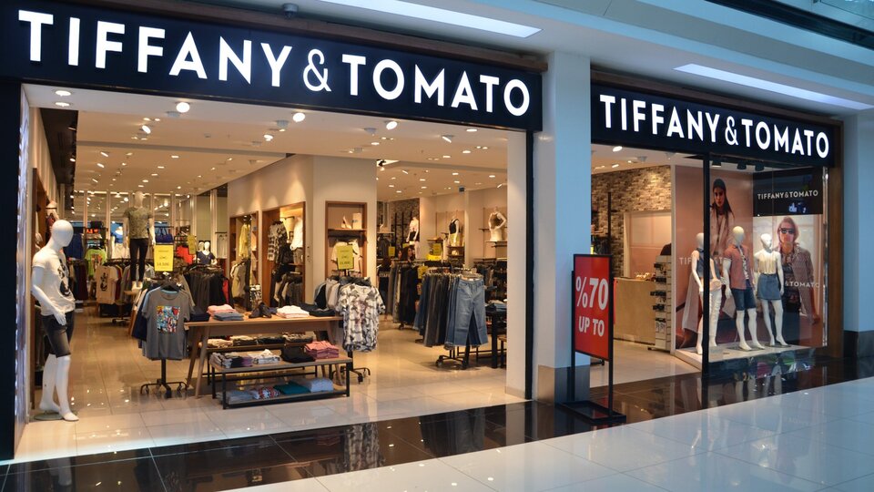 Ünlü giyim markası yarı fiyatına satıldı