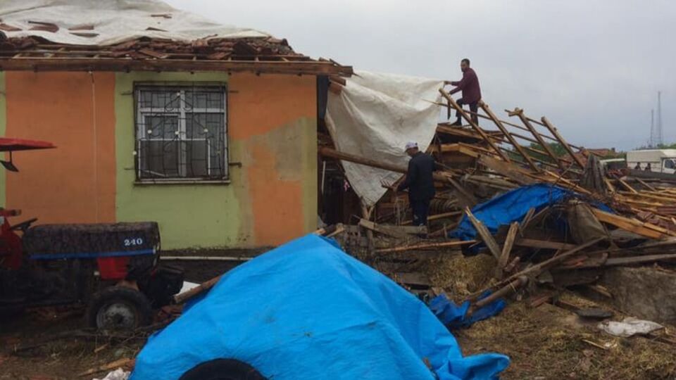 Çorum'da şiddetli hortum çatıları uçurdu!