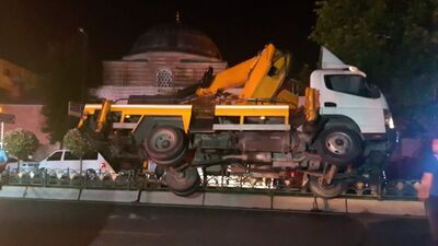 Bayrak asan vinç askıda kaldı!