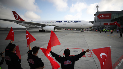 A Milli Takım, bayraklarla karşılandı