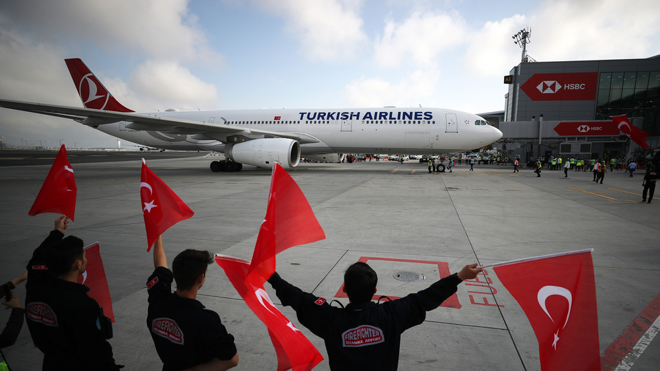 A Milli Takım, bayraklarla karşılandı