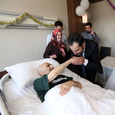 Tek oğlunun muradını hasta yatağında gördü!
