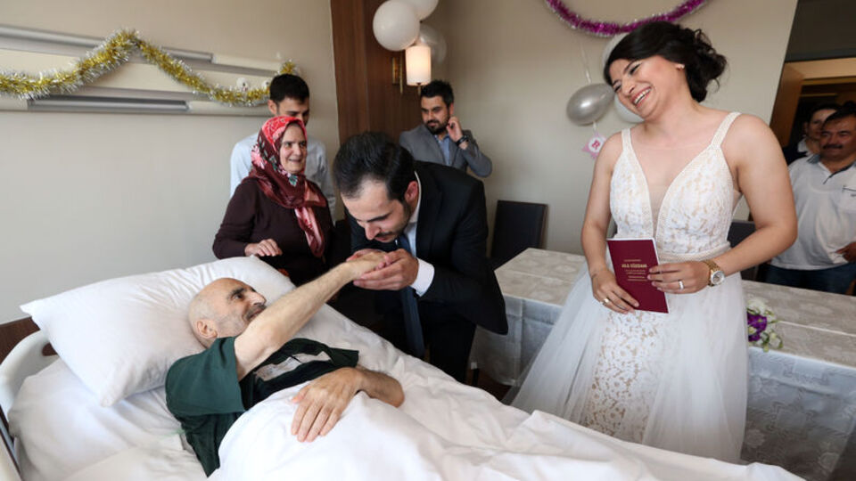 Tek oğlunun muradını hasta yatağında gördü!