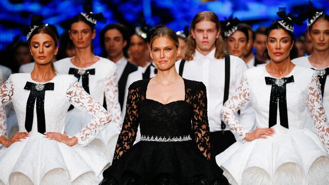 Bar Refaeli, Antalya'da podyuma çıktı