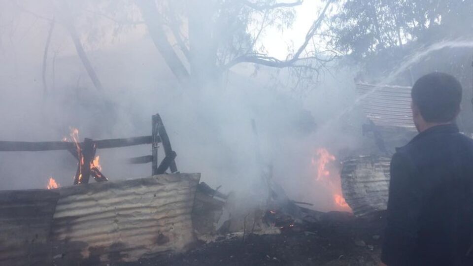 Çöp konteynerinden sıçrayan alevler evin çatısını yaktı
