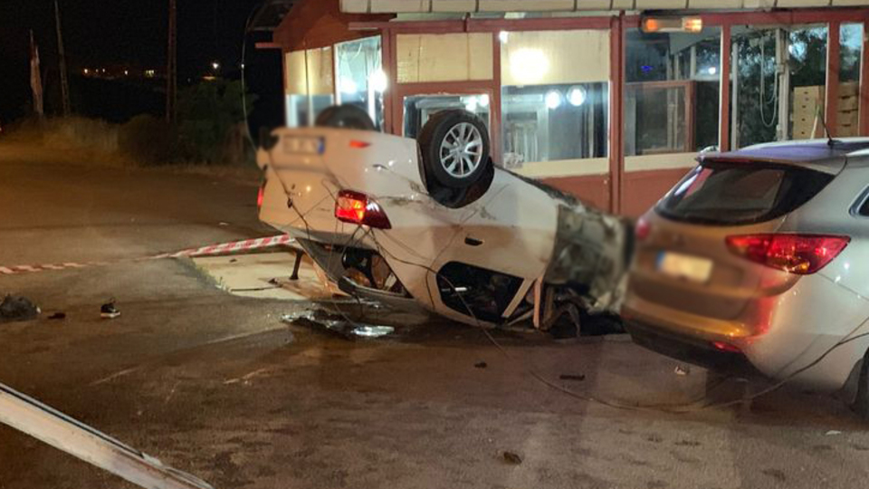 Aşırı hızlı otomobil takla attı: 2 yaralı