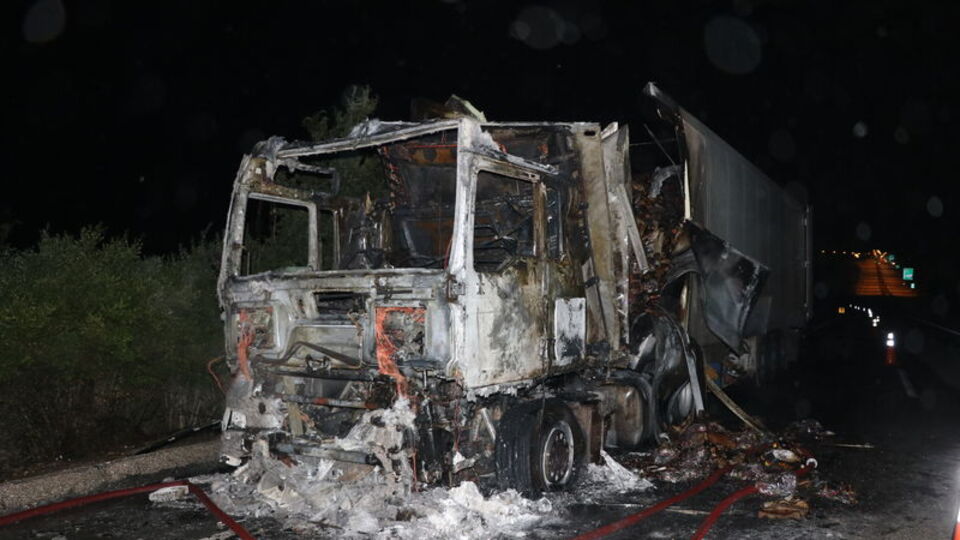 Seyir halindeki TIR alev alev yandı