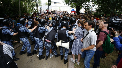 Rus gazeteci protestosu Kremlin'e sıçradı!