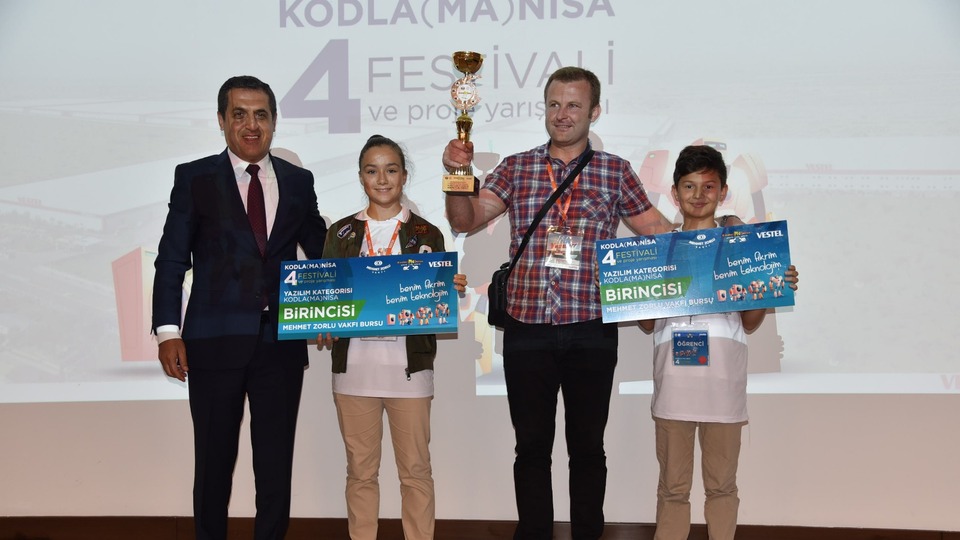 Manisa'da 'kodlarını' sergilediler