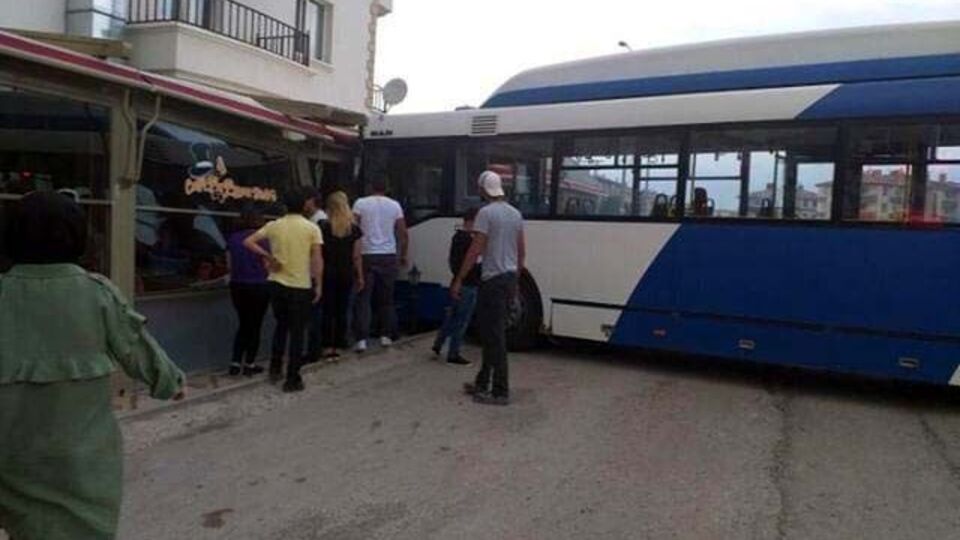 Ankara'da EGO otobüsü kafeye daldı! 3 yaralı