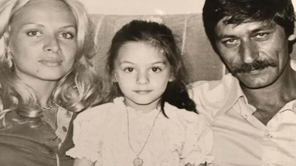 Annesinin izinden gitti