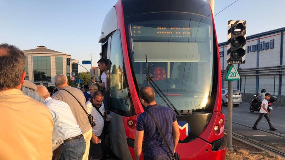 Güngören'de otomobil tramvaya çarptı