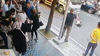 Korku dolu anlar! Annesinin elini bırakınca...