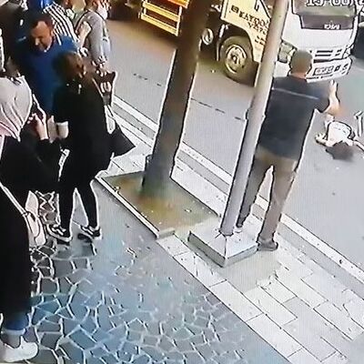 Korku dolu anlar! Annesinin elini bırakınca...