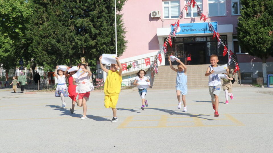 Okul zili son kez tatil için çaldı!