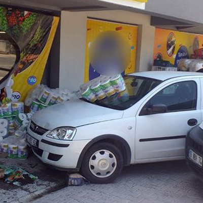 Dehşet! Markete otomobille girdi!